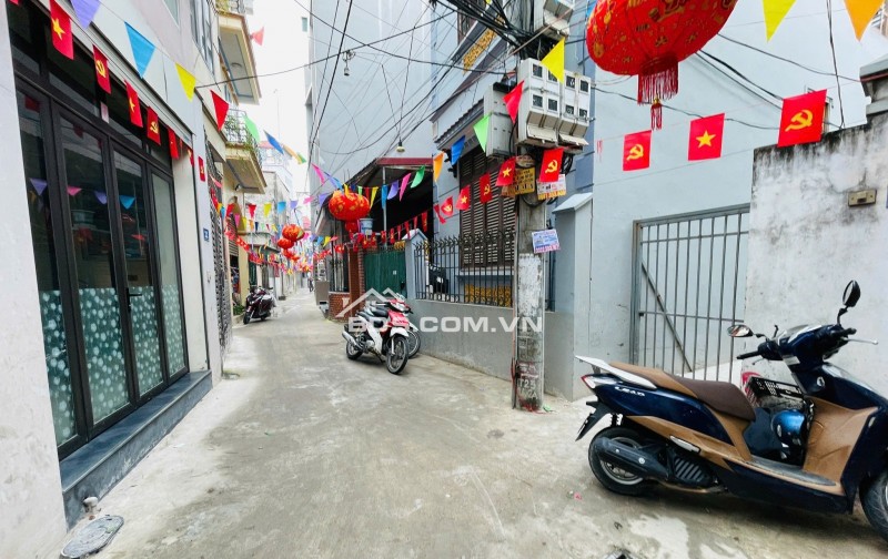 Nhà riêng gần đại học công nghiệp, ô tô đỗ cổng cách phố 40m gần chợ và trường học tại Bắc Từ Liêm